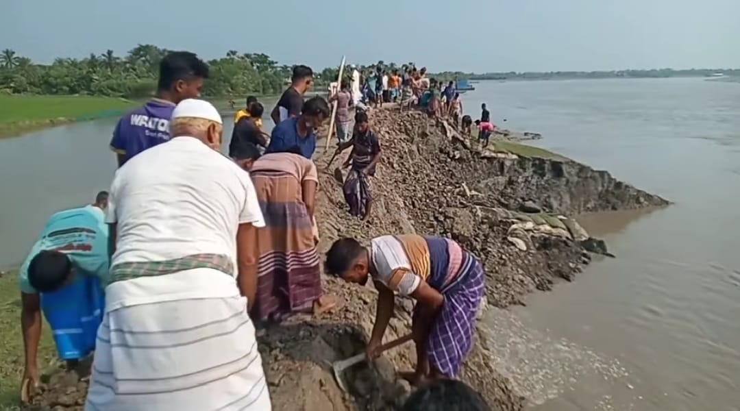 আশাশুনিতে কপোতাক্ষ নদের বাঁধে ভাঙন, স্বেচ্ছাশ্রমে সাময়িক রক্ষা